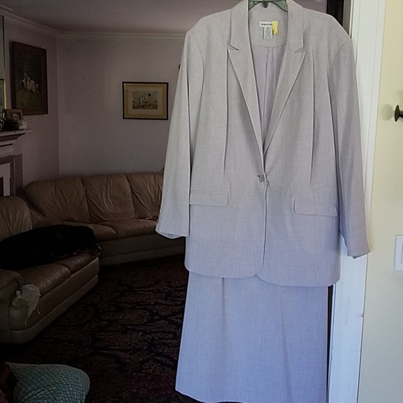Size 24 gray skirt suit with Pockets - Picture 2 of 3